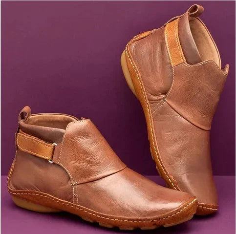 CD | Botine din piele cu ornamente contrastante