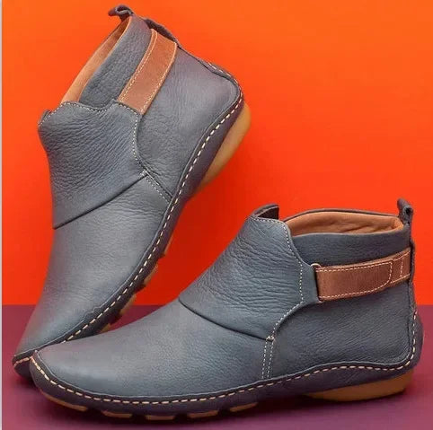 CD | Botine din piele cu ornamente contrastante