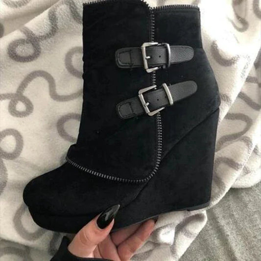 CD | Botine din piele de căprioară cu curele cu cataramă