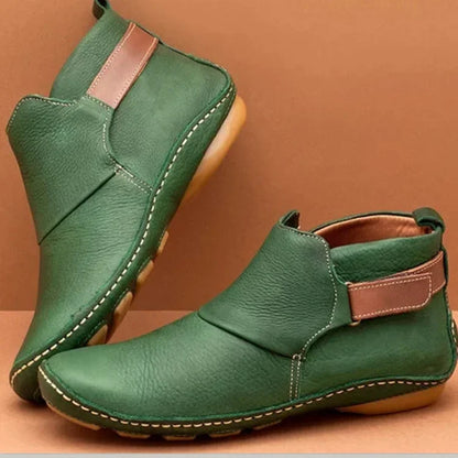 CD | Botine din piele cu ornamente contrastante